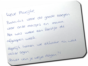 Marijke houd een baby vast